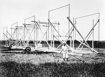 Karl Jansky trabajando con su antena de dipolos en Nueva Jersey. La antena se podía orientar gracias a estar montada sobre neumáticos.