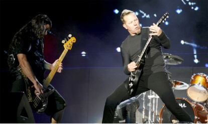 Los integrantes de Metallica, James Hetfield y Kirk Hammett, durante el concierto que han ofrecido en la quinta y última jornada de Rock in Rio Madrid.