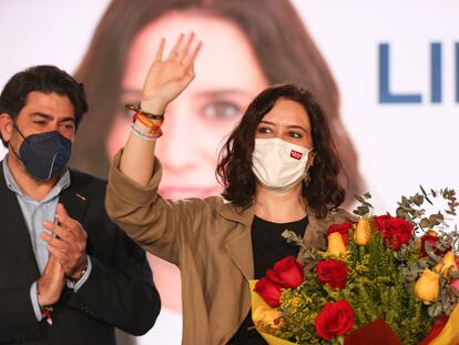 La candidata del PP a la Comunidad de Madrid, Isabel Díaz Ayuso, y el número seis de su lista, David Pérez, en el mitin de este domingo en Alcorcón.