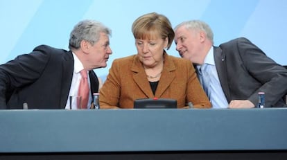 Joachim Gauch, Angela Merkel y el l&iacute;der de la Uni&oacute;n Cristianosocial, Horst Seehofer, el domingo en Berl&iacute;n.