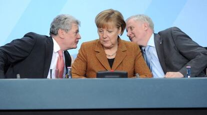 Joachim Gauch, Angela Merkel y el l&iacute;der de la Uni&oacute;n Cristianosocial, Horst Seehofer, el domingo en Berl&iacute;n.