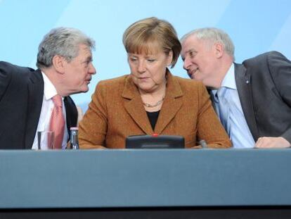 Joachim Gauch, Angela Merkel y el l&iacute;der de la Uni&oacute;n Cristianosocial, Horst Seehofer, el domingo en Berl&iacute;n.