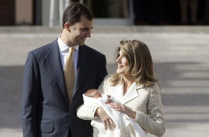 Los príncipes de Asturias presentan públicamente a su hija, la infanta Leonor, a la salida de la clínica Ruber Internacional de Madrid, el 7 de noviembre de 2005.