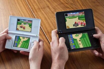 Dos modelos de Nintendo: el actual (izquierda) y el nuevo, más grande.