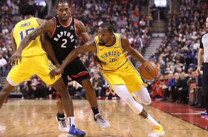 Kevin Durant, perseguido por Kawhi Leonard.