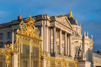 Puerta de acceso al palacio y los jardines de Versalles, situados a 20 kilómetros al suroeste de París. 