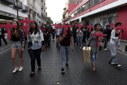 Cientos de personas marcharon en silencio desde El Gallito por Avenida Reforma para concentrarse en el Zócalo de la ciudad de Puebla, en el estado central de Puebla, México, el jueves 25 de febrero de 2016