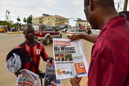 Un vendedor de periódicos en Monrovia, la capital de Liberia, este viernes