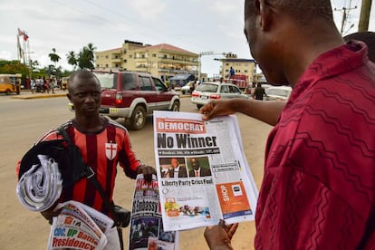 Un vendedor de peri&oacute;dicos en Monrovia, la capital de Liberia, este viernes