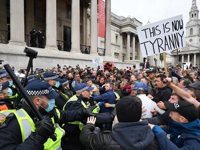 Negacionistas del coronavirus se enfrentan este sábado a la policía en Trafalgar Square (Londres)