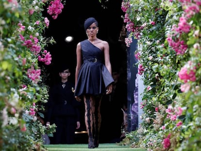 Una modelo desfila con una creación de alta costura de Dior para la temporada otoño/invierno 2019-2020, este lunes en París.