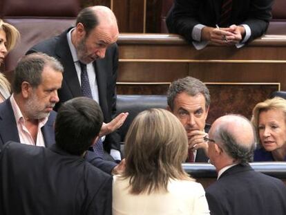 Zapatero, Rubalcaba, Salgado, Montoro y otros diputados el día de la aprobación en el Congreso de la reforma de la Constitución.