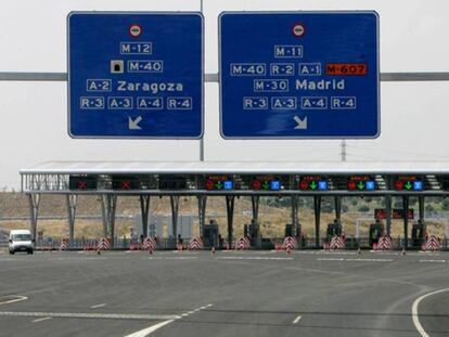 Área del pago de peaje en la autopista madrileña M-12. Efe 