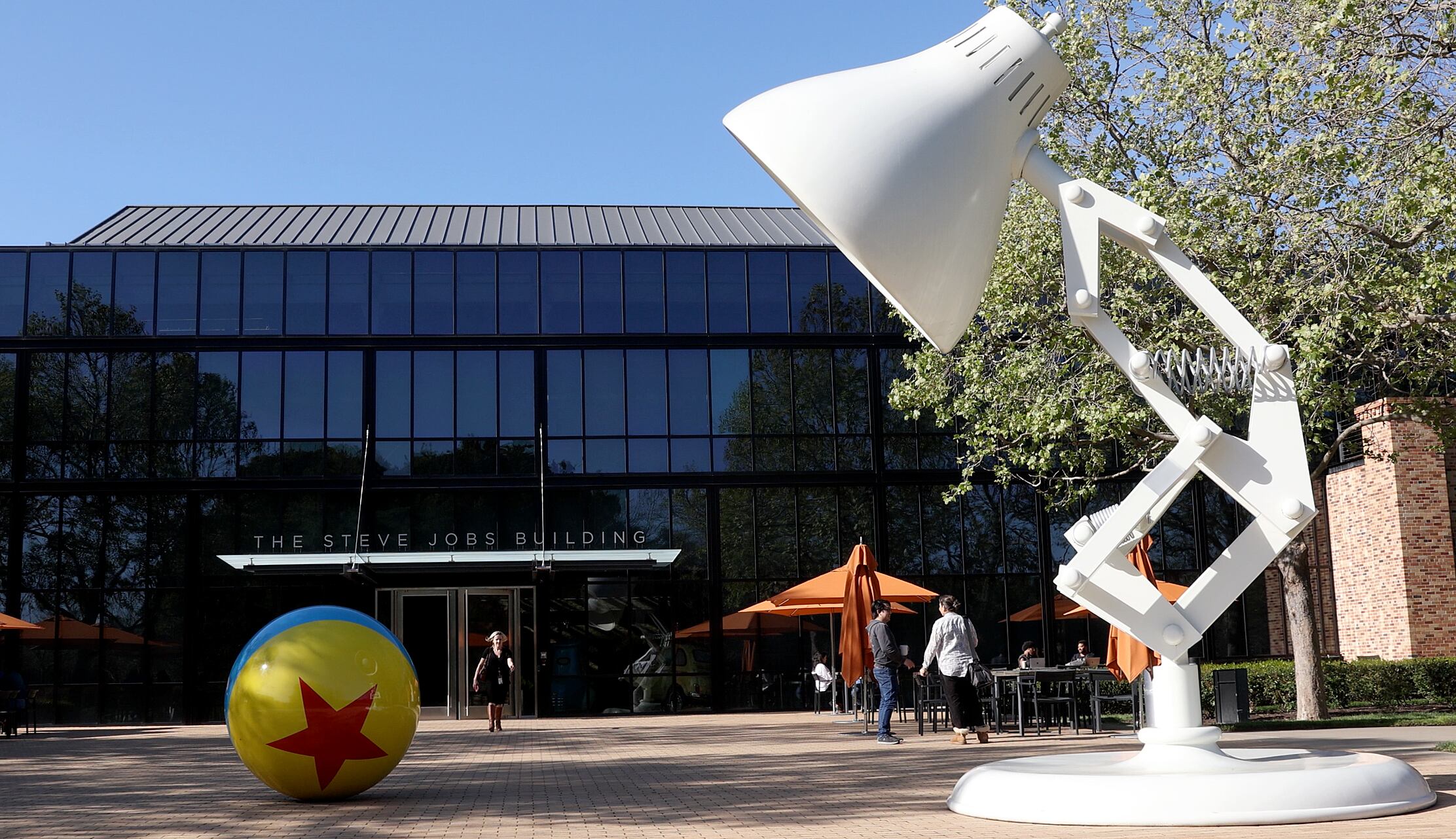 La entrada de los estudios Pixar en Emeryville, California, con la lámpara Luxo y la pelota de 'Toy Story'.