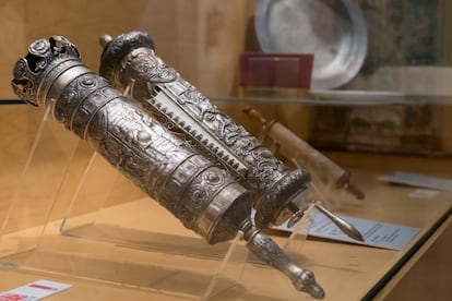 Rollos de la Torá, expuestos en el Museo Sefardí de Toledo.