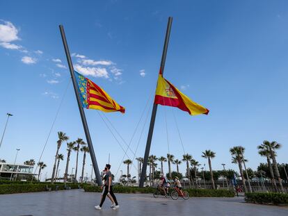 Banderas a media asta en la playa de la Malvarrosa de Valencia en señal de luto por los fallecidos por coronavirus, este miércoles.