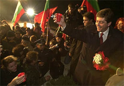 El socialista Parvanoc celebra con sus seguidores su triunfo en las elecciones.