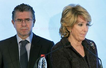 El destituido secretario general del PP de Madrid, Francisco Granados, junto a la presidencia regional, Esperanza Aguirre.