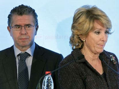 El destituido secretario general del PP de Madrid, Francisco Granados, junto a la presidencia regional, Esperanza Aguirre.
