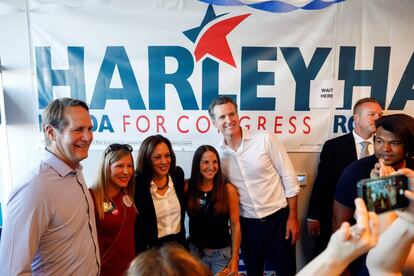 Harley Rouda, a la izquierda, con la senadora Kamala Harris y el candidato a gobernador de California, Gavin Newsom, en su oficina electoral de Costa Mesa.