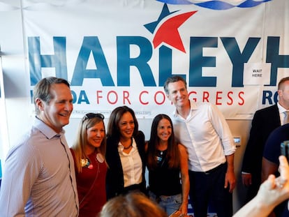 Harley Rouda, a la izquierda, con la senadora Kamala Harris y el candidato a gobernador de California, Gavin Newsom, en su oficina electoral de Costa Mesa.