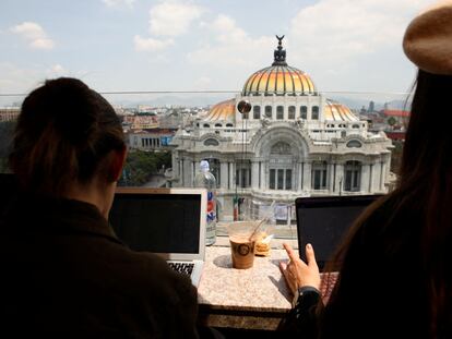 Personas trabajando en el café Don Porfirio, frente al Palacio de Bellas Artes, en Ciudad de México, el 9 de septiembre de 2022.