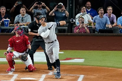 Aaron Judge, segundos después de conectar su cuadrangular número 62, ante la mirada de los espectadores en Texas.