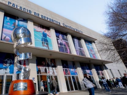 Trofeo de la Copa de la Reina de baloncesto junto al Palacio de Deportes Carolina Marín de Huelva