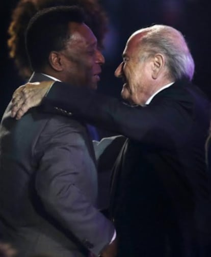 Pelé y Blatter se abrazan, en un acto de la FIFA en diciembre de 2013.