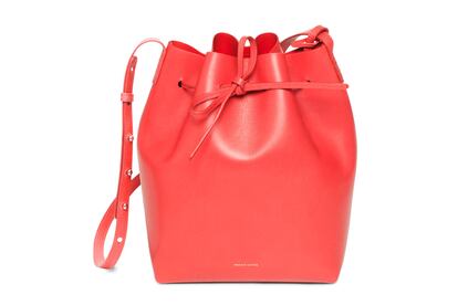 Es el bolso del año. El 'bucket bag' de Mansur Gavriel se agota en todos los colores y tamaños cada vez que se pone a la venta (c.p.v.)