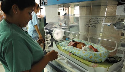 Una enfermera vigila a un bebé en la unidad pediátrica de un hospital de Buenos Aires, en Argentina.
 