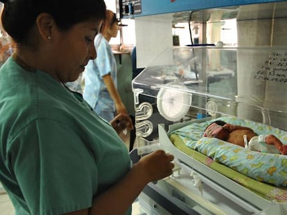 Una enfermera vigila a un bebé en la unidad pediátrica de un hospital de Buenos Aires, en Argentina.
 