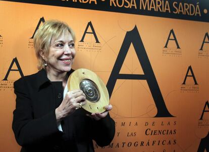 La actriz Rosa María Sardá, muestra la medalla de oro de la Academia de las Artes y las Ciencias Cinematográficas de España por su carrera y en reconocimiento a su contribución al cine, al teatro y la televisión, en un acto celebrado en el Gran Teatro del Liceo de Barcelona en 2010.