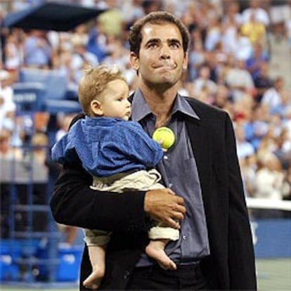 Pete Sampras, con su hijo, tras anunciar su retirada, al comienzo del Open, en el estadio Arthur Ashe.