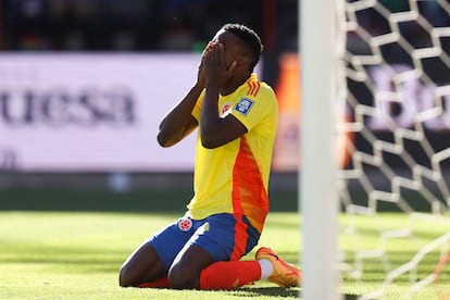 Jhon Córdoba, de Colombia, se lamenta al fallar un gol este jueves, en el estadio Municipal en El Alto (Bolivia).