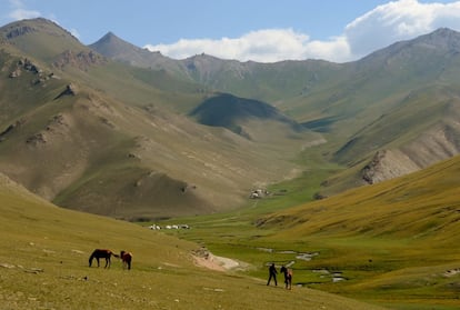 El paso Torugart es un cruce de caminos desde donde parte la Karakorum Hightway, la autopista fronteriza más alta del mundo. Siguiendo dicha autopista se llega al espectacular lago Karakol, tierra de kirguisos que se encuentra en territorio chino.