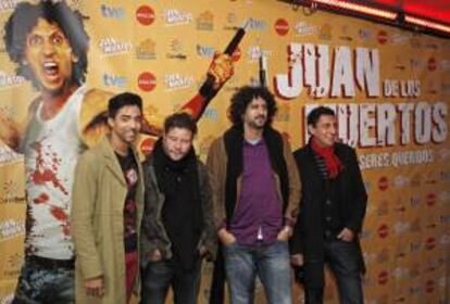 El director Alejandro Brugus(2d) junto a los actores, Jorge Molina(2i), Jazz Vil (i) y Alexis Daz, posan momentos antes de la rueda de prensa ofrecida para presentar el estreno nacional de la pelicula "Juan de los Muertos". EFE/Archivo