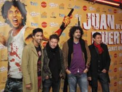 El director Alejandro Brugués(2d) junto a los actores, Jorge Molina(2i), Jazz Vilá (i) y Alexis Díaz, posan momentos antes de la rueda de prensa ofrecida para presentar el estreno nacional de la pelicula "Juan de los Muertos". EFE/Archivo