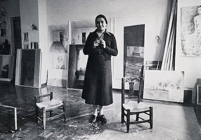 María Moreno, en 1977 preparando la exposición en la galería Brocksted.