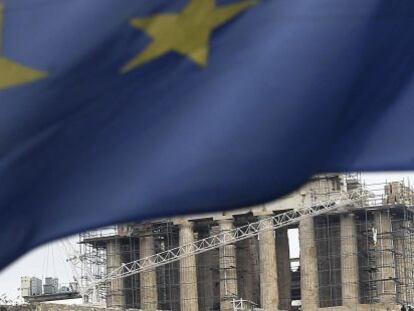 Una bandera de la UE ondea frente al Parten&oacute;n en Atenas