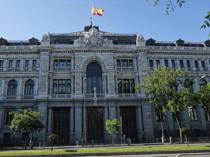  Bandera de España a media asta en la sede del Banco de España. 
 