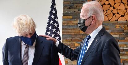 Johnson y Biden conversan durante su encuentro en Cornuelles (Reino Unido), este jueves.