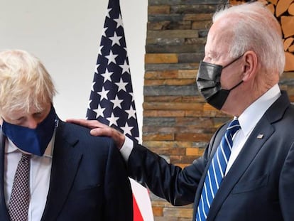 Johnson y Biden conversan durante su encuentro en Cornuelles (Reino Unido), este jueves.