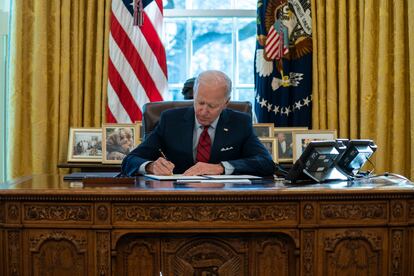 El presidente de EE UU, Joe Biden, firma una serie de órdenes ejecutivas en el Despacho Oval de la Casa Blanca, el pasado 28 de enero, en Washington.