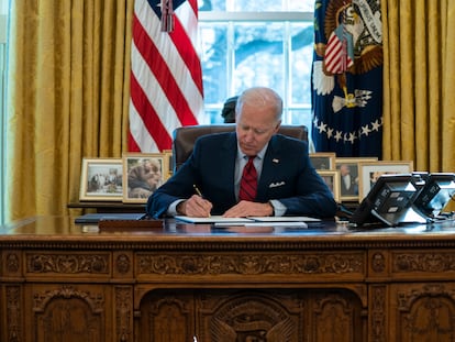 El presidente de EE UU, Joe Biden, firma una serie de órdenes ejecutivas en el Despacho Oval de la Casa Blanca, el pasado 28 de enero, en Washington.