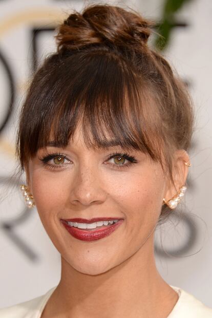 Aunque suelen llevarse solo en una oreja, Rashida Jones se apunta a las perlas por partida doble y remata la jugada con un sencillo aro en la parte superior.