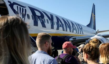 Un grupo de pasajeros entra a un avin de Ryanair en Polonia. 