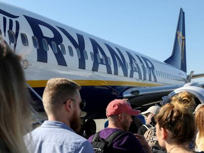 Un grupo de pasajeros entra a un avión de Ryanair en Polonia. 
