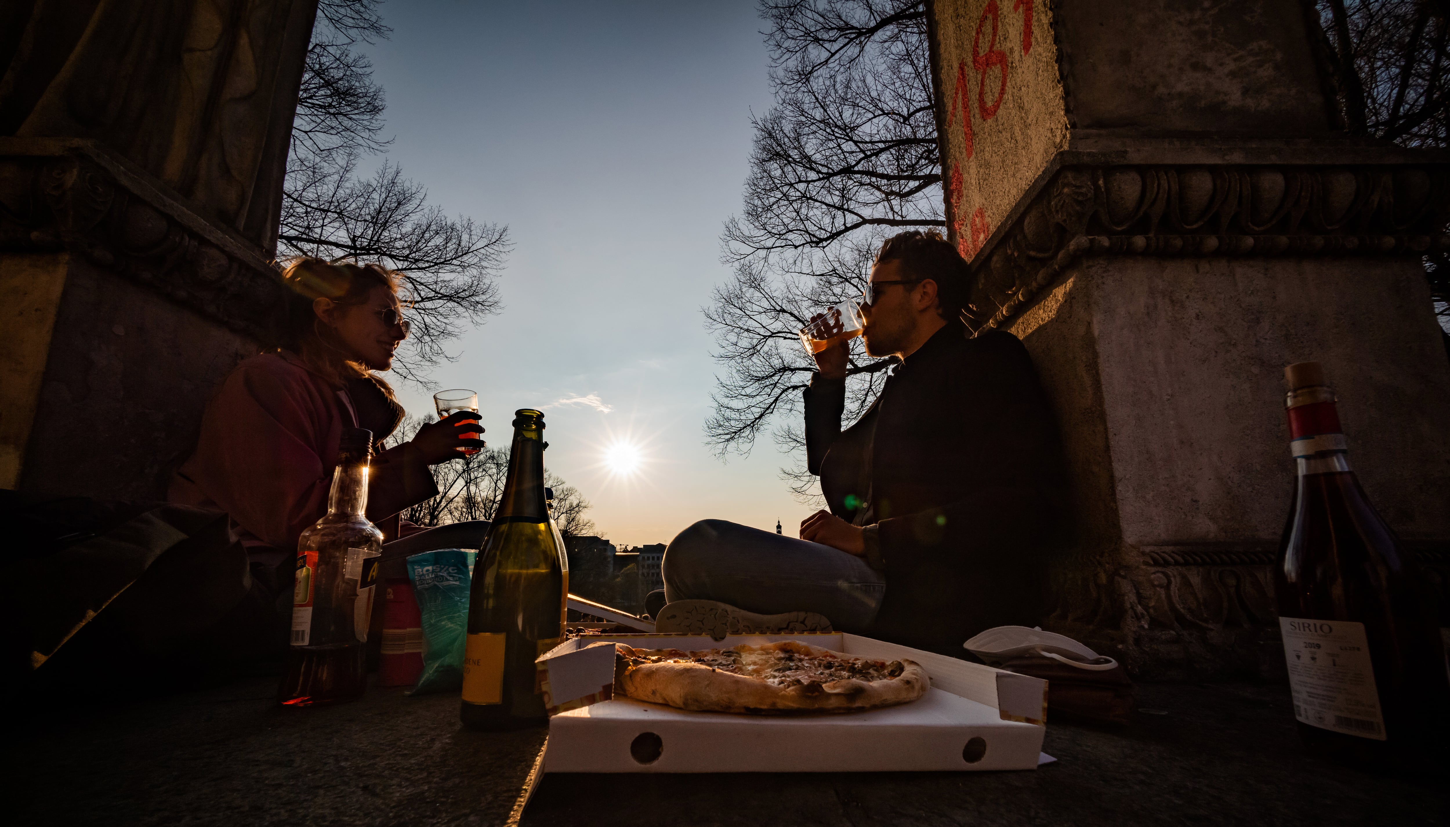 Una pareja disfruta de una pizza y un vino en Múnich, el 21 de abril de 2021.