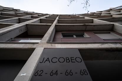 Entrada al edificio en Carabanchel.